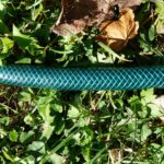 Sistema di irrigazione goccia a goccia fai da te per piante, economico ed efficace per l'estate.